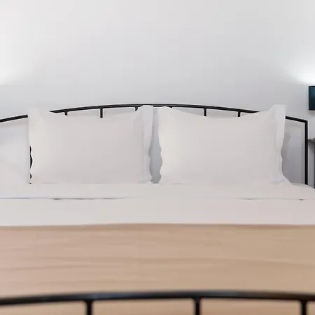 Fontinha By An Island Apartment